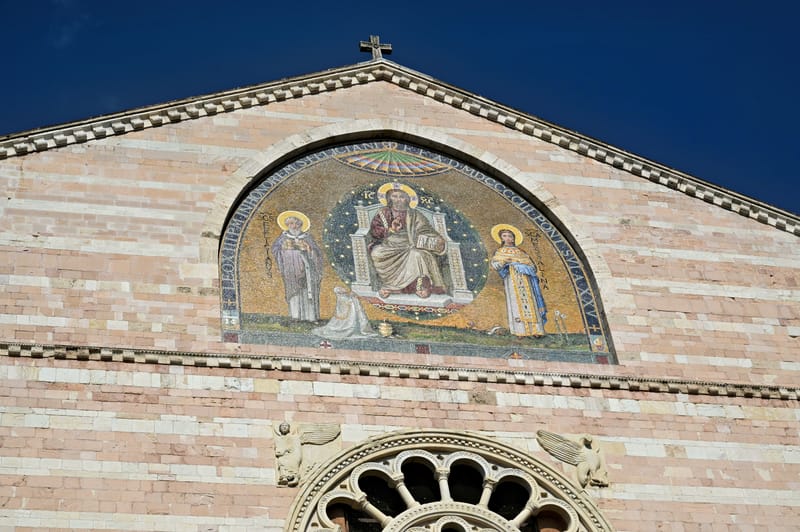 Parte alta della facciata maggiore con mosaico