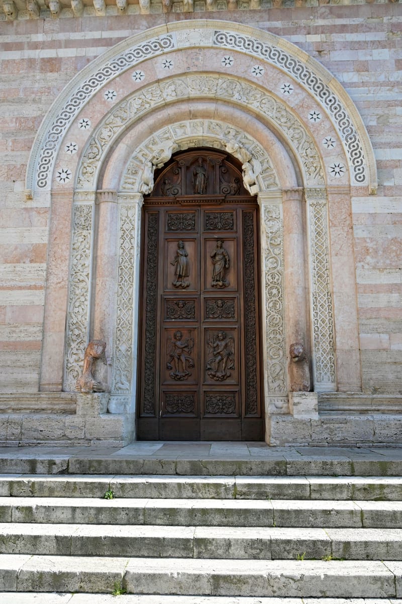 Portale della facciata minore della Cattedrale